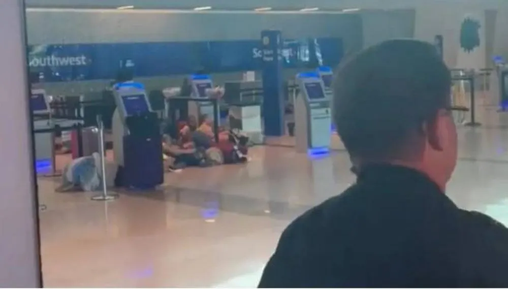 Mujer lanza disparos al aire en aeropuerto de Dallas