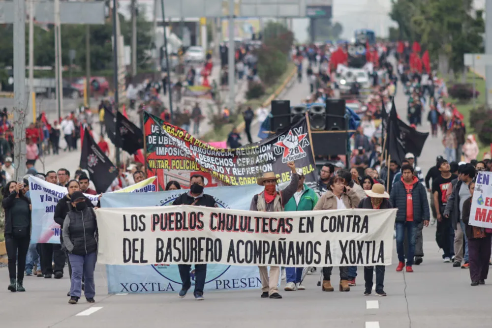 Marcha de la 28 de Octubre paraliza Vía Atlixcáyotl en defensa del agua en Xoxtla