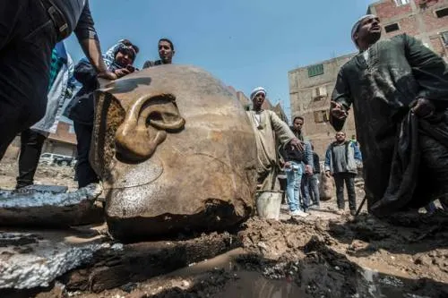 Encuentran en Egipto estatua de 8 metros