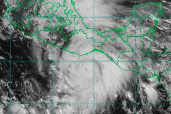 Huracán Erick sube a categoría 3 y obliga a cancelar 20 vuelos en Oaxaca; se prevé impacto en próximas horas