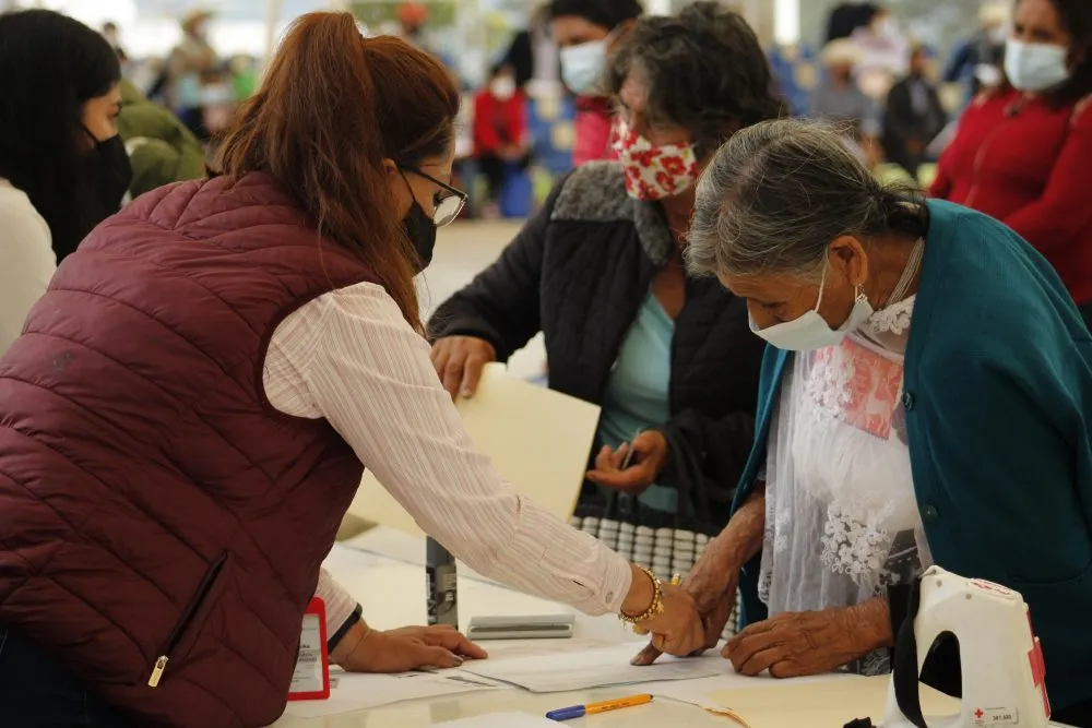 Entrega SDR cheques a productores de Zacatlán afectados por “Grace”