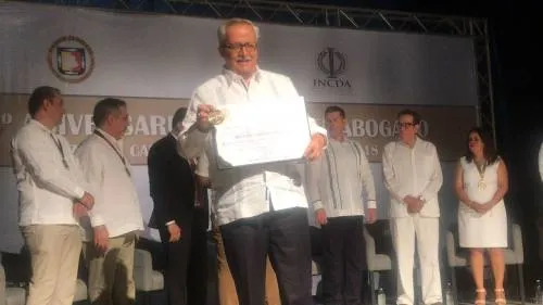 Reconocen a nivel nacional trayectoria académica de profesor de la Escuela Libre Derecho de Puebla