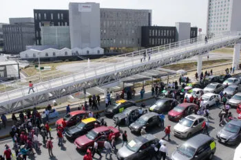 “Taxistas piratas” y la UPVA 28 de Octubre marchan en la Vía Atlixcáyotl para exigir regularización