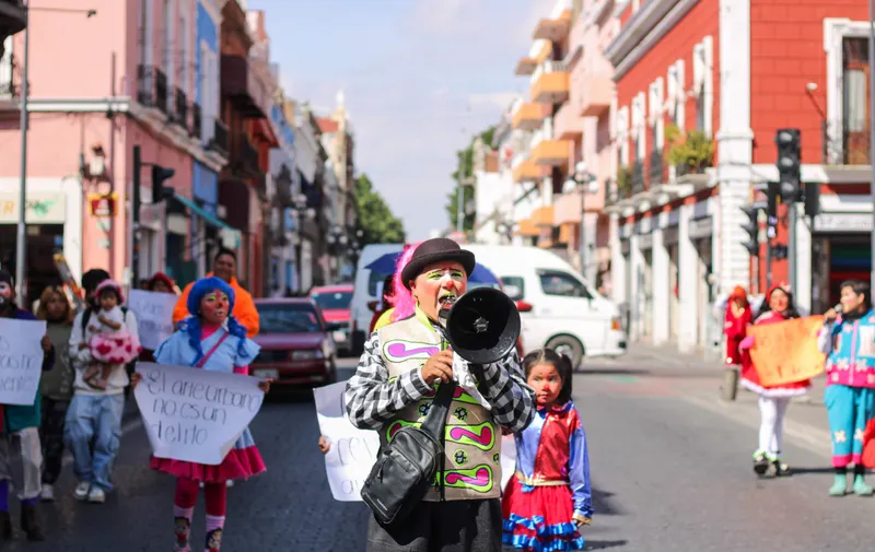 Payasos de Urbans Clowns exigen diálogo con Segom para seguir trabajando en el Centro Histórico de Puebla