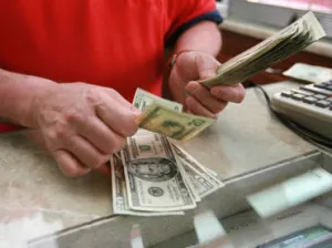 El dólar se vende en 17.89 en aeropuerto capitalino