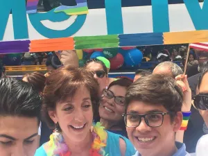 Se une a marcha Roberta Jacobson en apoyo a la comunidad LGTBI
