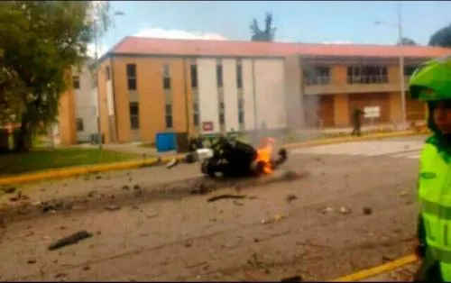 Al menos cinco muertos, por explosión de coche bomba en Colombia