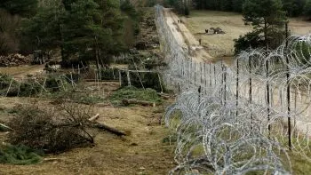 Para controlar el flujo migratorio, Polonia alza muro fronterizo con Bielorrusia