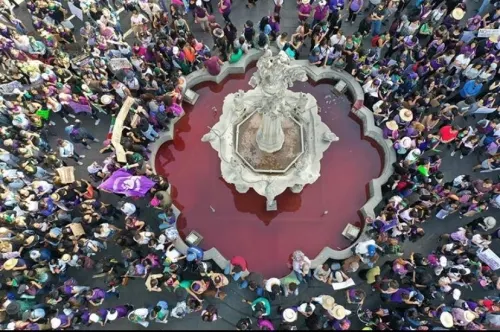 Marea morada inunda el zócalo de Puebla