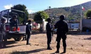 Policía resguarda primaria de Oaxaca por enfrentamiento de maestros