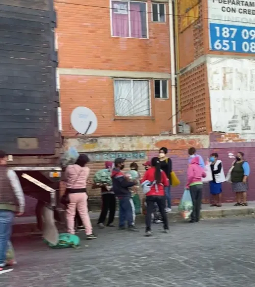 Nuevamente poblanos hacen fila para recibir legumbres de El Toñín