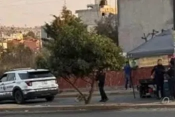 Caen dos jóvenes tras atacar a balazos a comerciante de carnitas en La Guadalupana