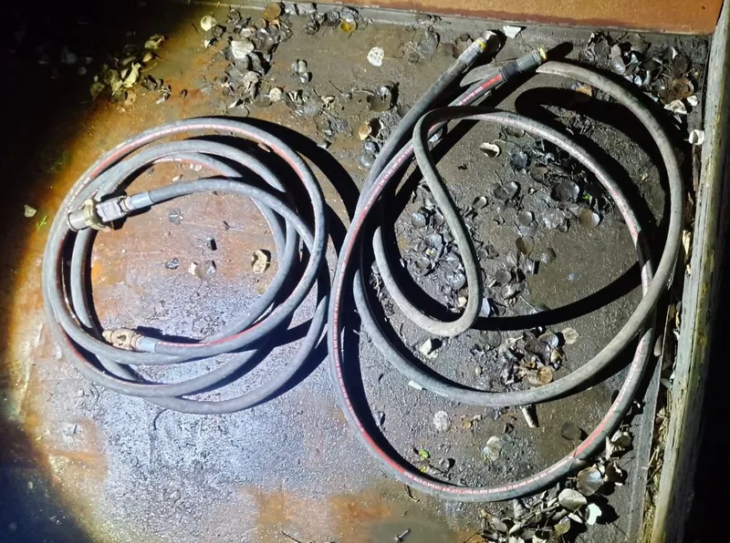 En Santiago Acatlán, SSP asegura dos vehículos relacionados con el robo de hidrocarburo
