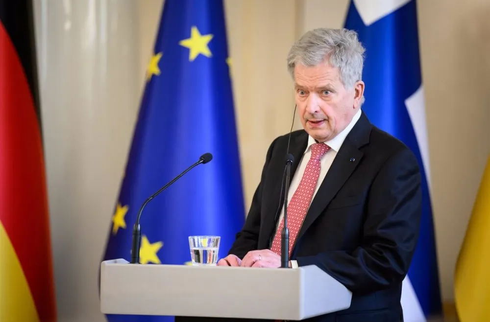Presidente de Finlandia es hospitalizado tras dar positivo a covid