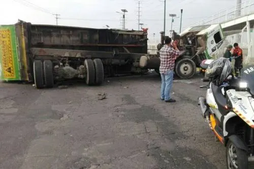 Camión recolector de basura se vuelca en Periférico
