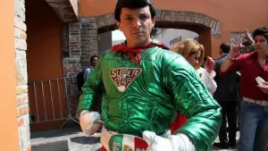 Señor se viste de Súper Peña; afirma que EPN es un héroe