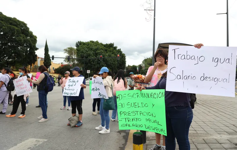 Trabajadores del sector salud en Puebla protestan para exigir mejores salarios y estabilidad laboral