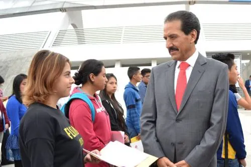 Alfonso Esparza Ortiz supervisa revisión de documentos en proceso de admisión 2017