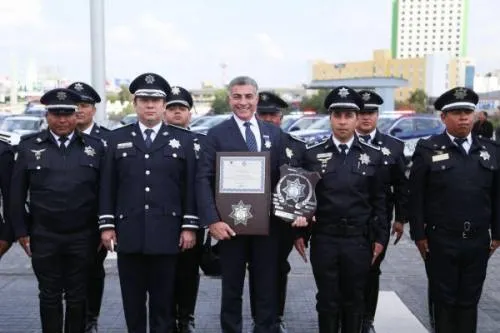 Tony Gali entrega patrullas, equipo y estímulos a policías