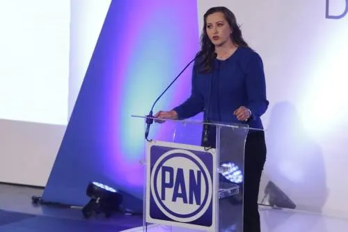“Martha Gobernadora”, grito que retumbó Auditorio de la Reforma en el informe del CDE