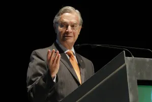 Llama Derbez a fortalecer las instituciones en México