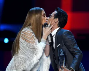 Jennifer y Anthony protagonizan beso durante los Latin Grammy