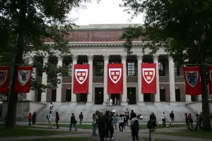 Por amenaza de bomba evacuan Universidad de Harvard
