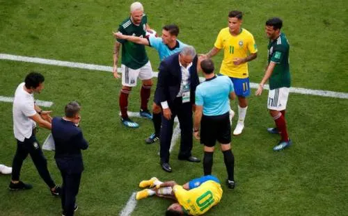 Neymar hizo perder más de 5 minutos de juego contra el Tricolor por “exageraciones”