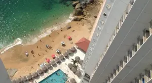 Por descuido de sus padres menor cae del 8vo piso en Acapulco