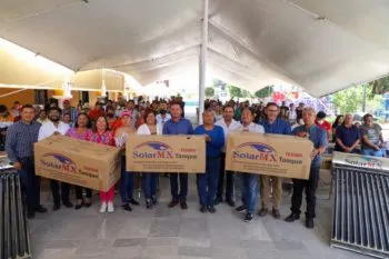 El edil Edmundo Tlatehui beneficia a 150 familias sanandreseñas con la entrega de calentadores solares