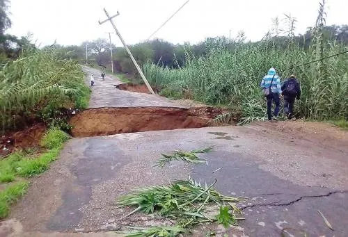 Lluvias provocan deslaves, viviendas inundadas, un puente colapsado en las Sierras Norte y Negra