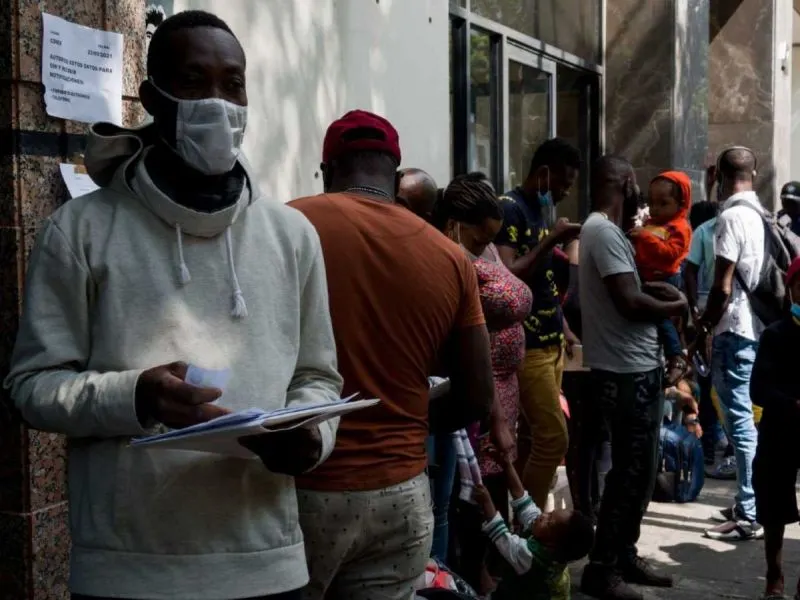Haitianos entregan documentación a Migración y Comar en Chiapas