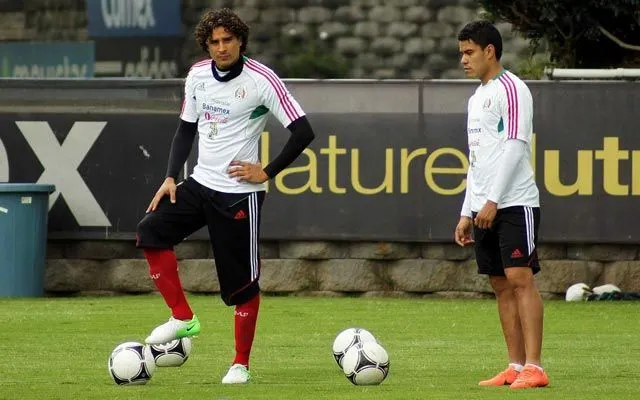 Ochoa no se ve detrás de Corona en la lucha por la meta mexicana