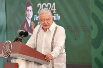 “La bandera es hasta de los traidores a la patria”: AMLO anuncia que la bandera estará en el Zócalo para la marea rosa