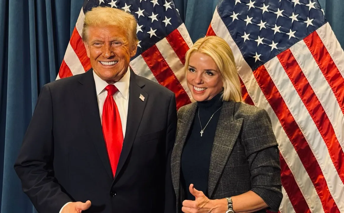 Trump destituye a fiscal general Pam Bondi y nombra a Todd Blanche como interino