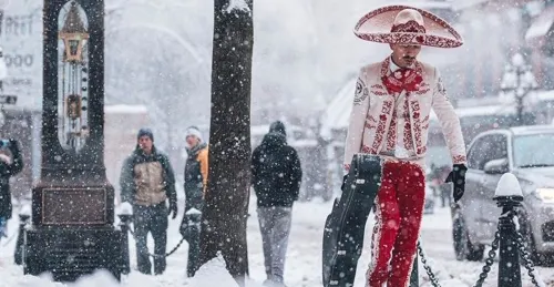 Esta es la historia detrás de la fotografía del mariachi caminando entre la nieve de Canadá