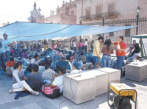 Se quedarán en prisión 8 estudiantes normalistas de Michoacán