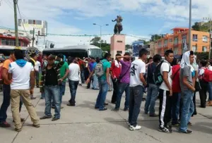 Marchas a favor de normalistas inundan ciudades del país