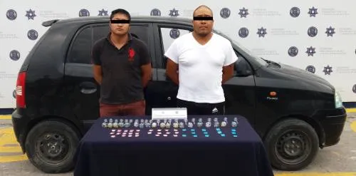Detienen a tres personas por posesión de posible droga; intentaron sobornar a la autoridad