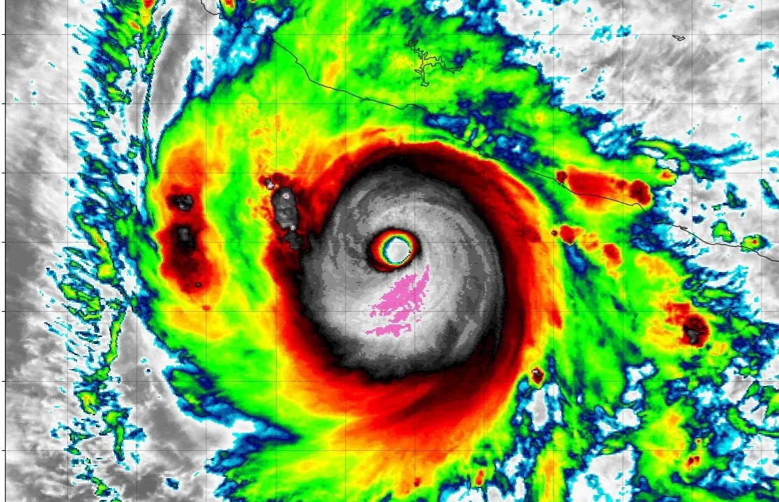 Huracán Polo vuelve a categoría 5 y genera lluvias intensas en México