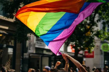 Día del Orgullo LGBT+: una fecha para defender la dignidad, la diversidad y los derechos humanos