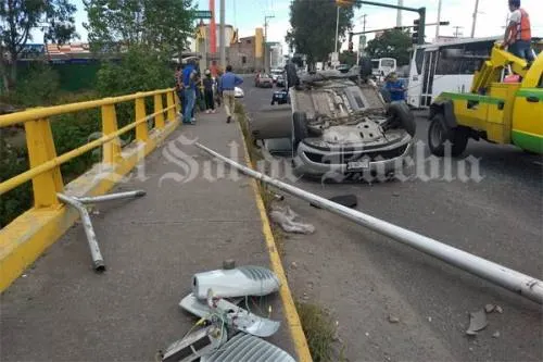 Se vuelca un auto en el bulevar Vicente Suárez
