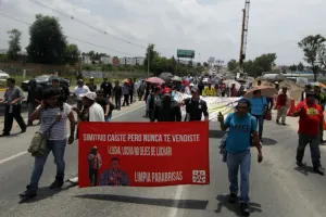 La 28 de Octubre realiza tercera manifestación y provoca caos vehicular