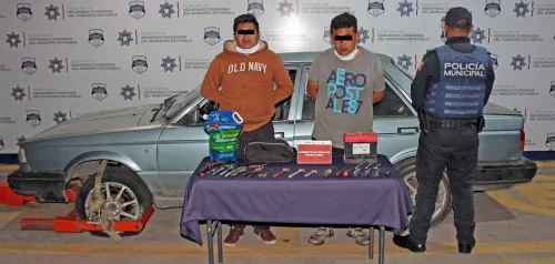 Tras persecución, detienen a dos hombres por robo a interior de vehículo