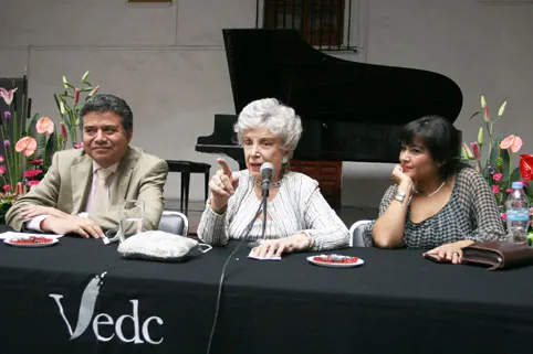 La actriz Evangelina Elizondo charla con alumnos del Colegio de Arte Dramático de la BUAP