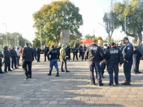 Fueron alrededor de 200 policías quienes se manifestaron frente a la sede de la presidencia de Tula