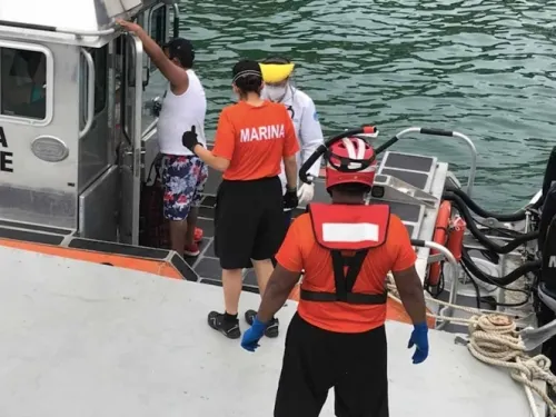 Semar rescata a 14 turistas abandonados en Isla Roqueta