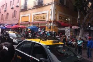 Transporte público y ambulantes, dueños de las calles en Puebla