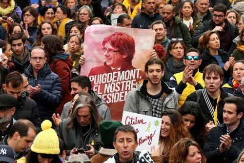 Protestan miles en Barcelona tras detención de Puigdemont