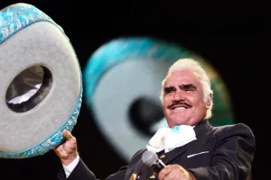 Hospitalizan a Vicente Fernández tras operación por hernia